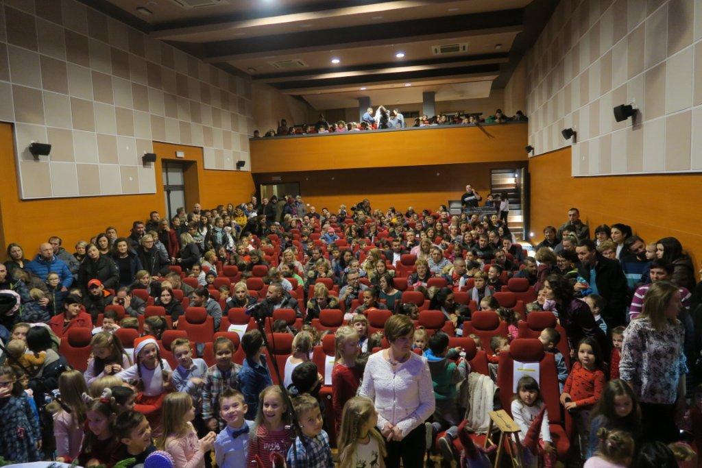 SV. NIKOLA U KOTORIBI Stotinjak mališana dočekalo omiljenog sveca