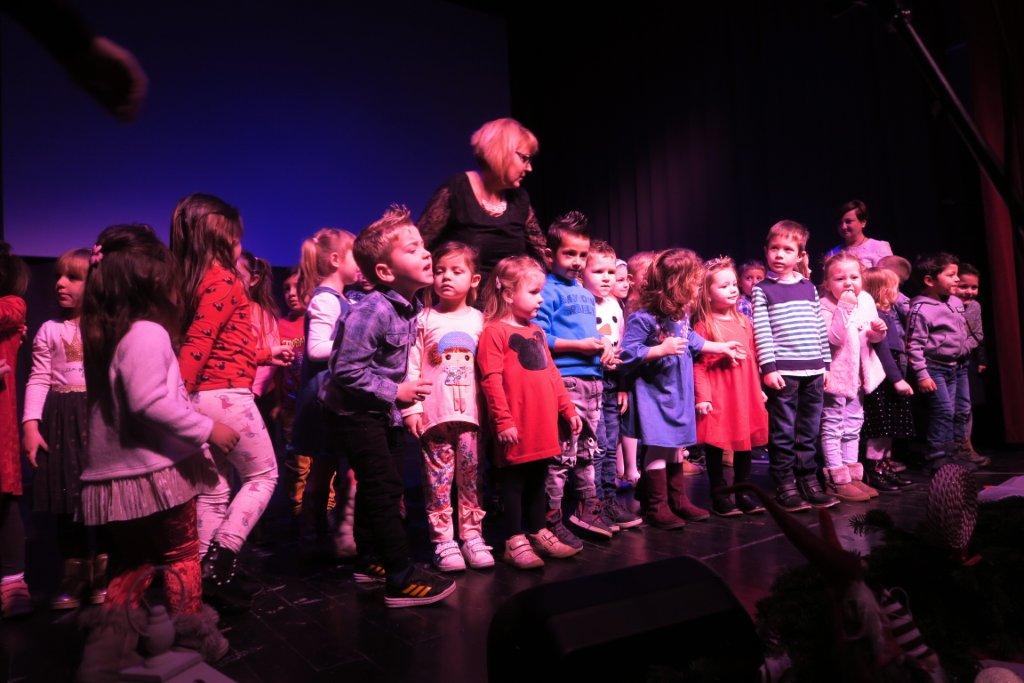 SV. NIKOLA U KOTORIBI Stotinjak mališana dočekalo omiljenog sveca