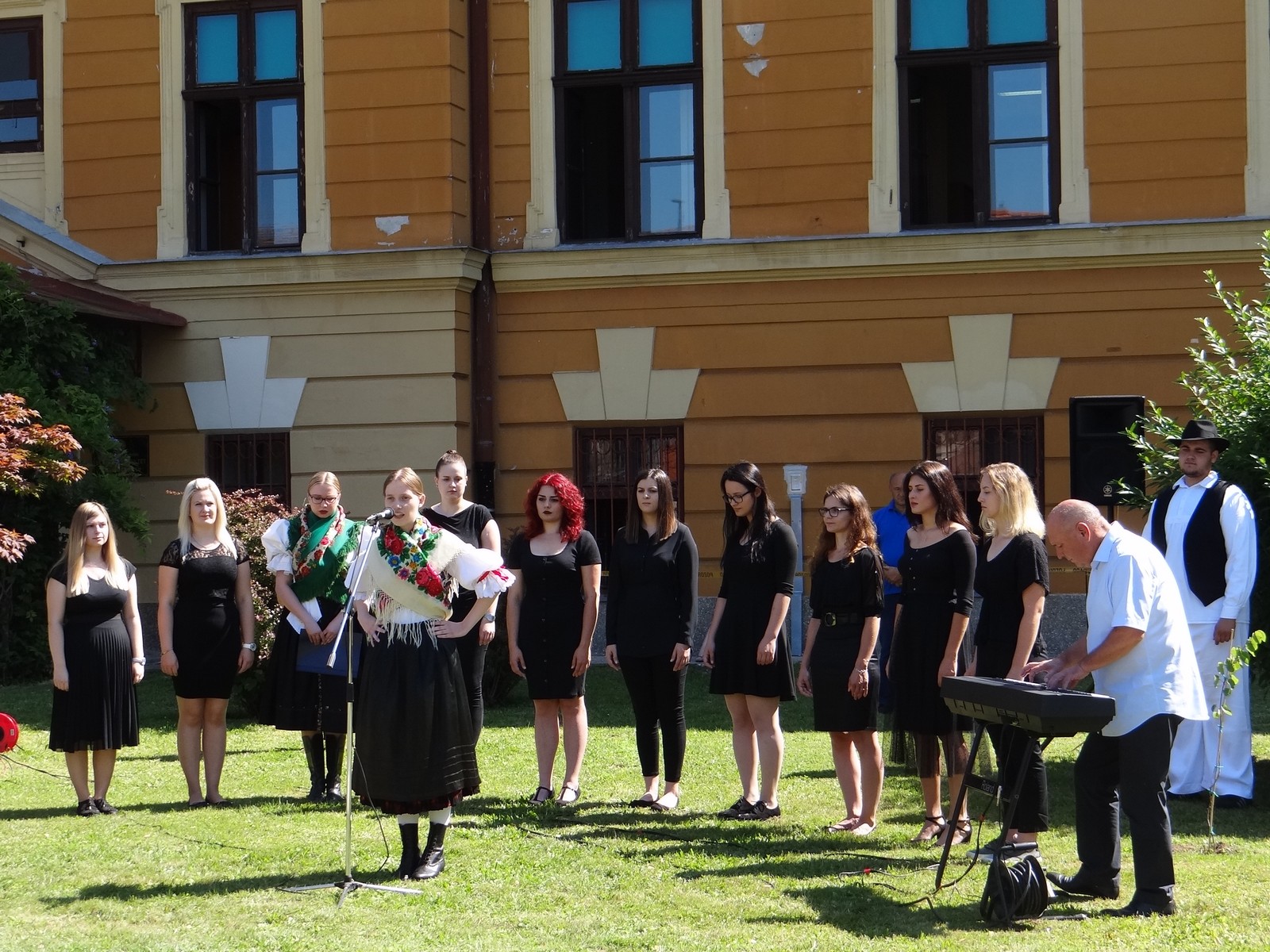 Ispred Učiteljskog fakulteta postavljena glazbena klupa posvećena međimurskoj popevki