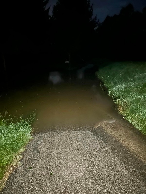 MIKLAVEC DVD Miklavec, DVD Podturen i DVD Sivica zajedničkim snagama gradili nasipe za spas kuća