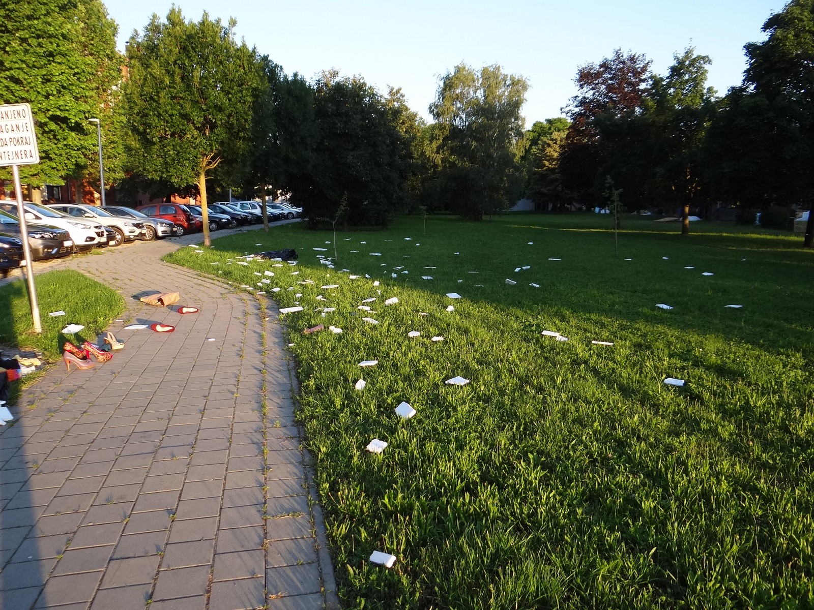 FOTO Ružni prizori: Stanare u Zajčevoj ulici u Čakovcu ujutro dočekala hrpa smeća