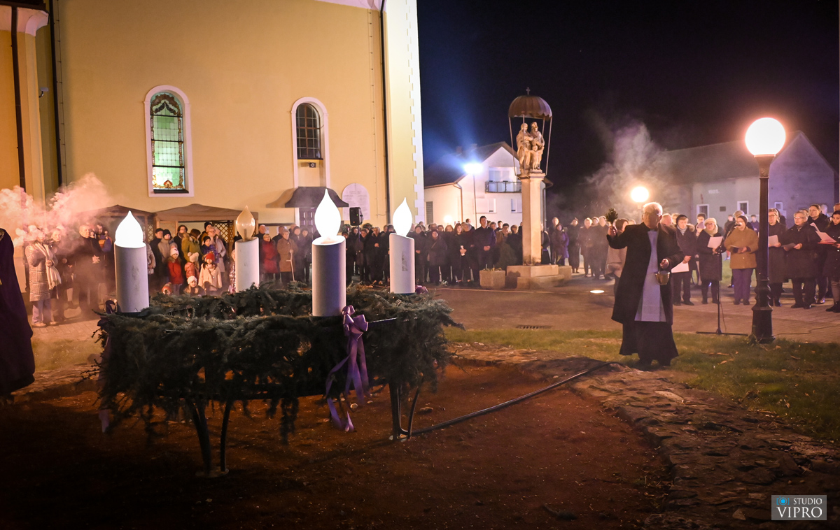 Prelog Na adventskom vijencu upaljena treća svijeća