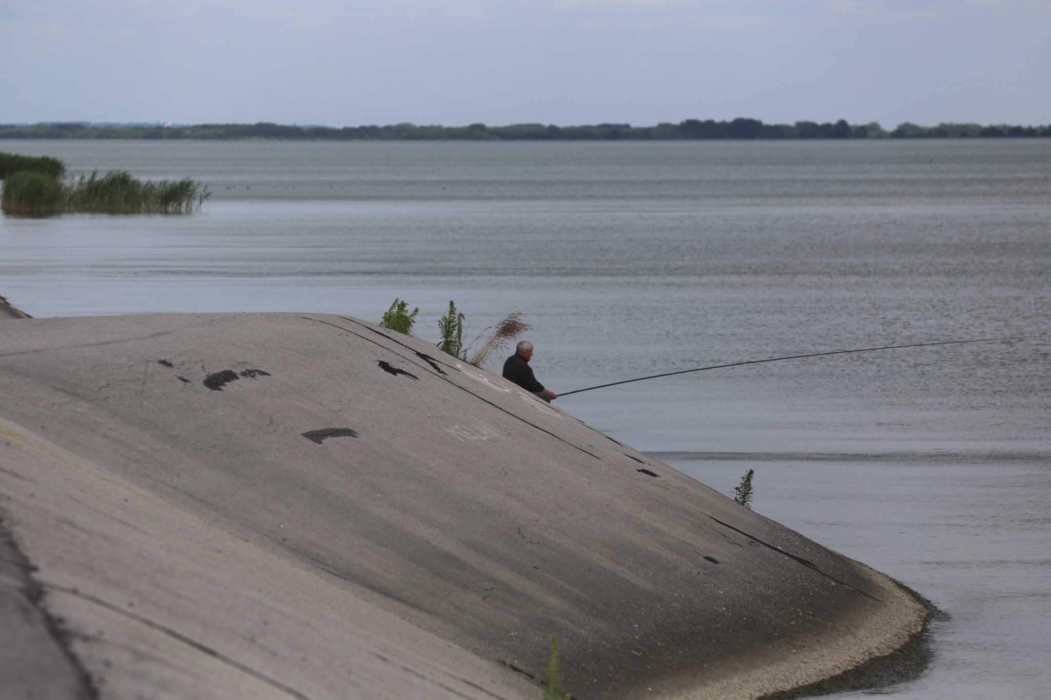 Vjetrovit, ali topao dan mnogi su iskoristili za šetnju preloškom Marinom