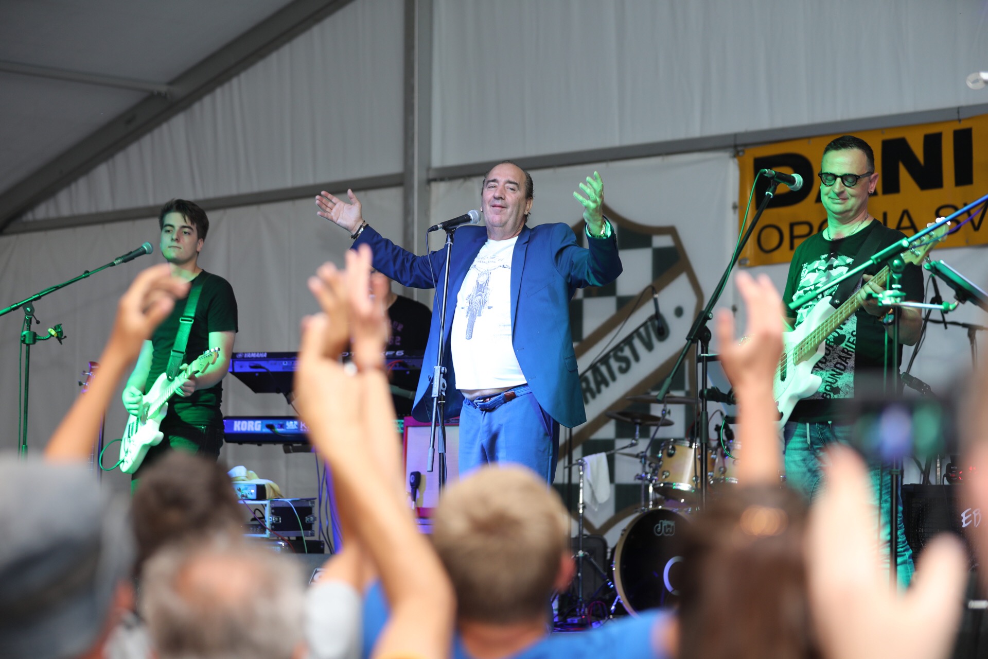 Mladen Grdović ispunio šator u Sv. Martinu na Muri, pjevalo se i plesalo uz njegove hitove Mladen Grdović ispunio šator u Sv. Martinu na Muri, pjevalo se i plesalo uz njegove hitove