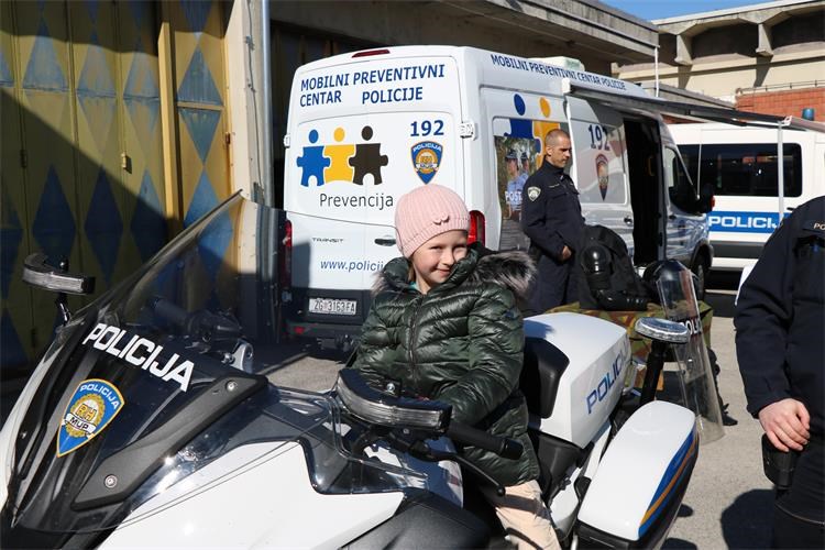 Zmajčeki iz Strahoninca posjetili Policijsku upravu međimursku