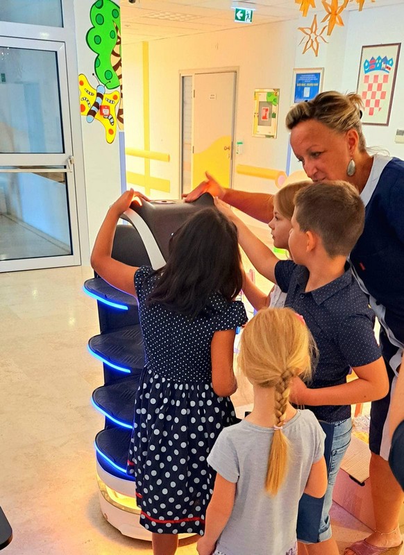 ‘DJECA ZA DJECU’ Kreativni mališani darivali plišance i razveselili male pacijente Odjela pedijatrije