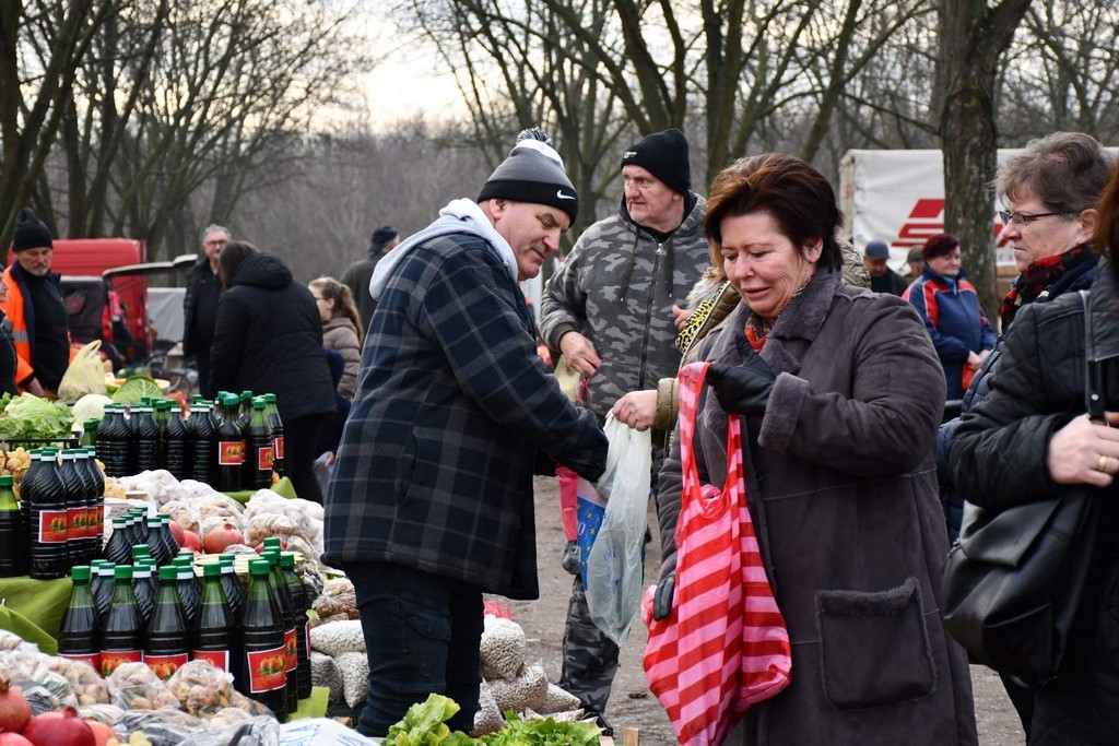 SAJAM SRIJEDOM FOTO Prvi čakovečki sajam otkad smo uveli euro. Cijene su istaknute u eurima i kunama.  MH  ‘Cifre su male pak se čini kak da je fal!’ – rekli su kupci  Prva je sajamska srijeda otkad smo ušli u eurozonu. Nakon gotovo 30 godina opraštamo se