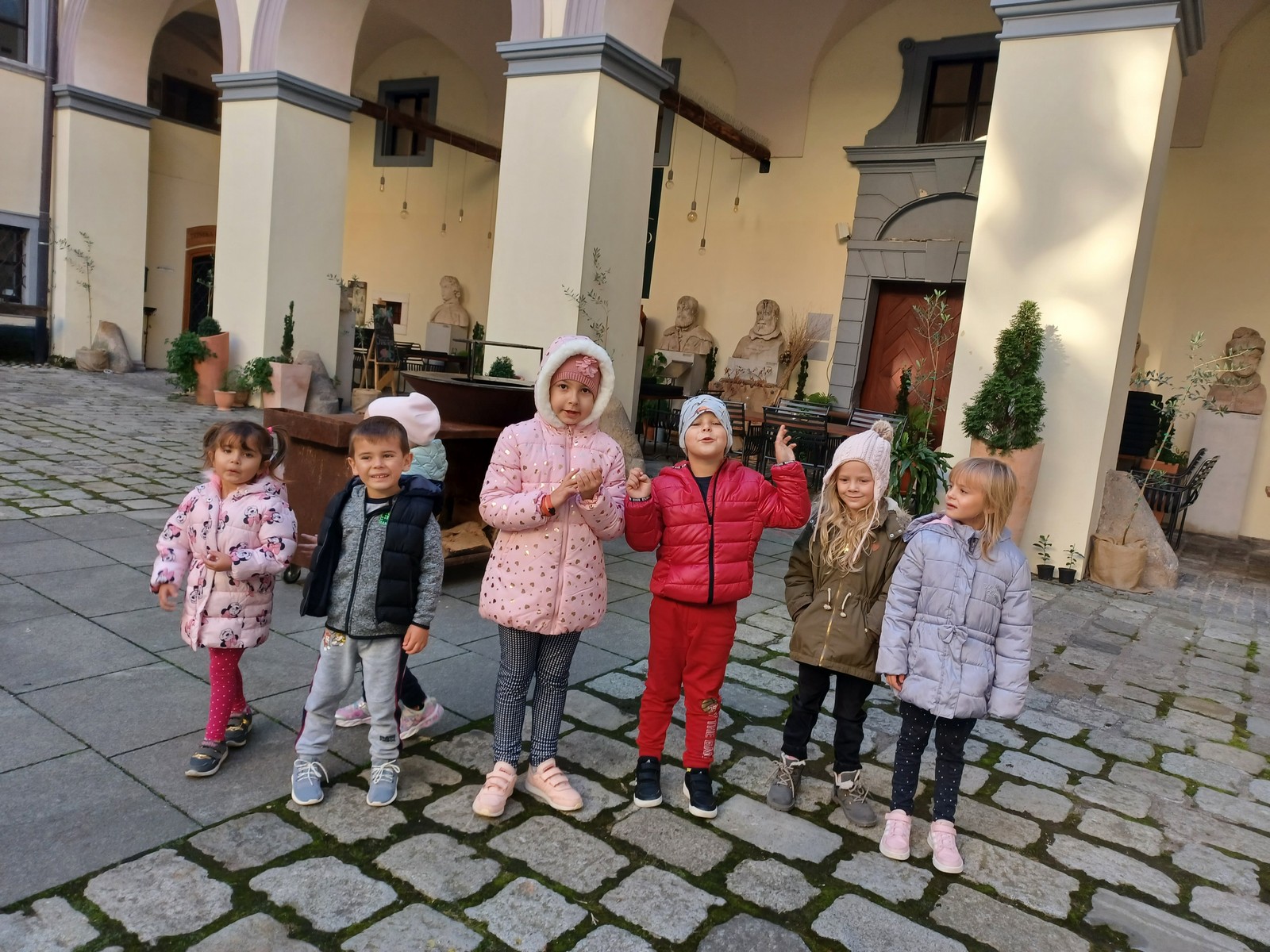 DJEČJI VRTIĆ BELICA POVODOM  MJESECA HRVATSKE KNJIGE Povodom Mjeseca hrvatske knjige naši su vrtićarci- skupina Leptirići i Cvjetići posjetili Knjižnicu i čitaonicu “Nikola Zrinski” u Čakovcu. Uz pomoć i stručno vodstvo naše domaćice, knjižničarke Helene
