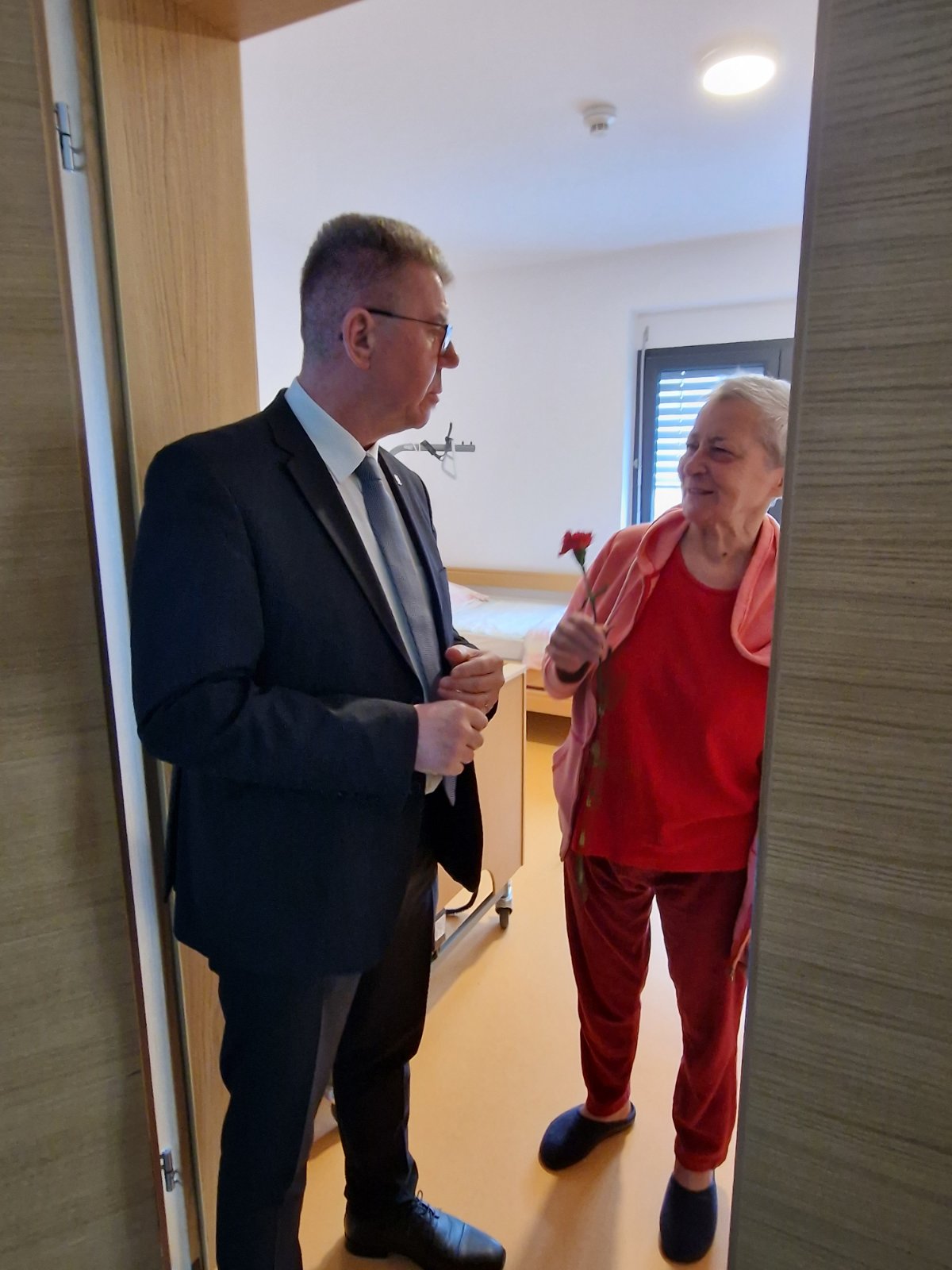 Gradonačelnik Dražen Srpak darivao žene na njihovim radnim mjestima