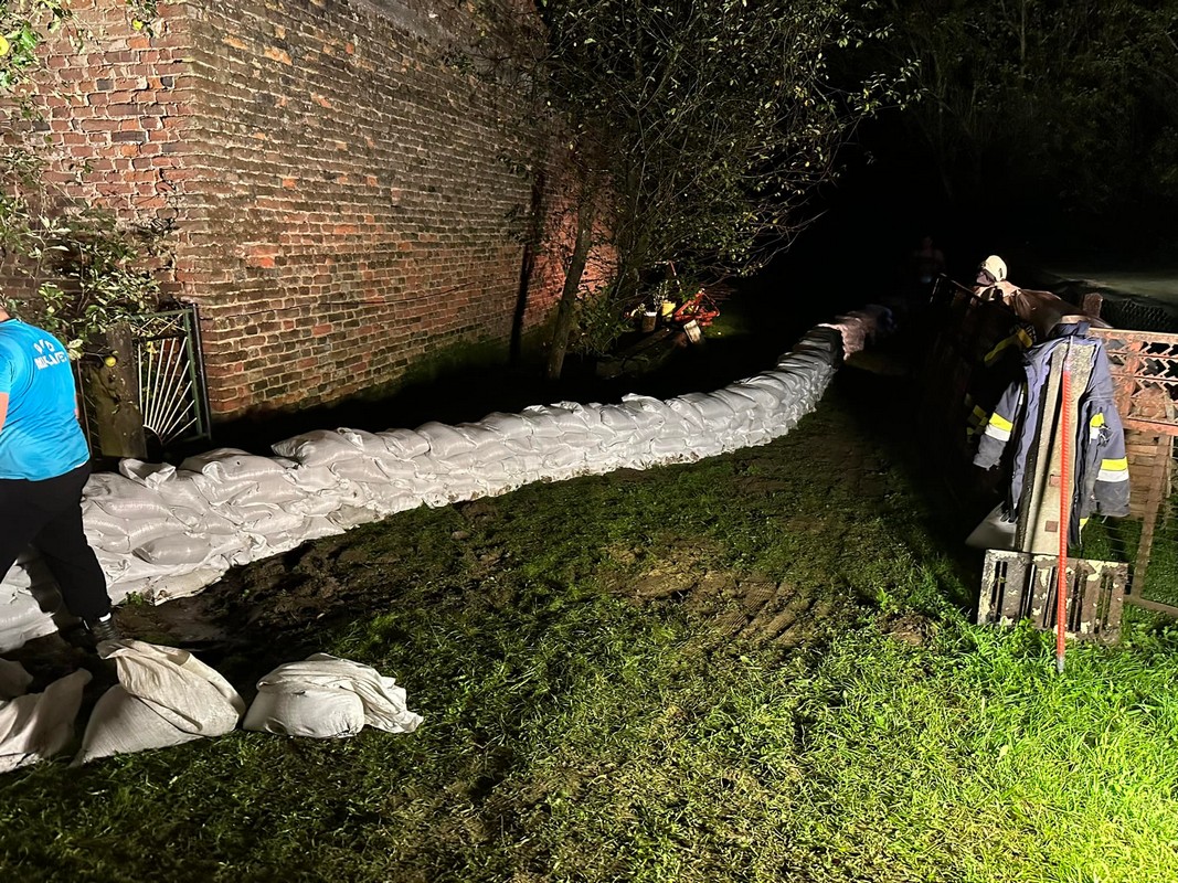 MIKLAVEC DVD Miklavec, DVD Podturen i DVD Sivica zajedničkim snagama gradili nasipe za spas kuća