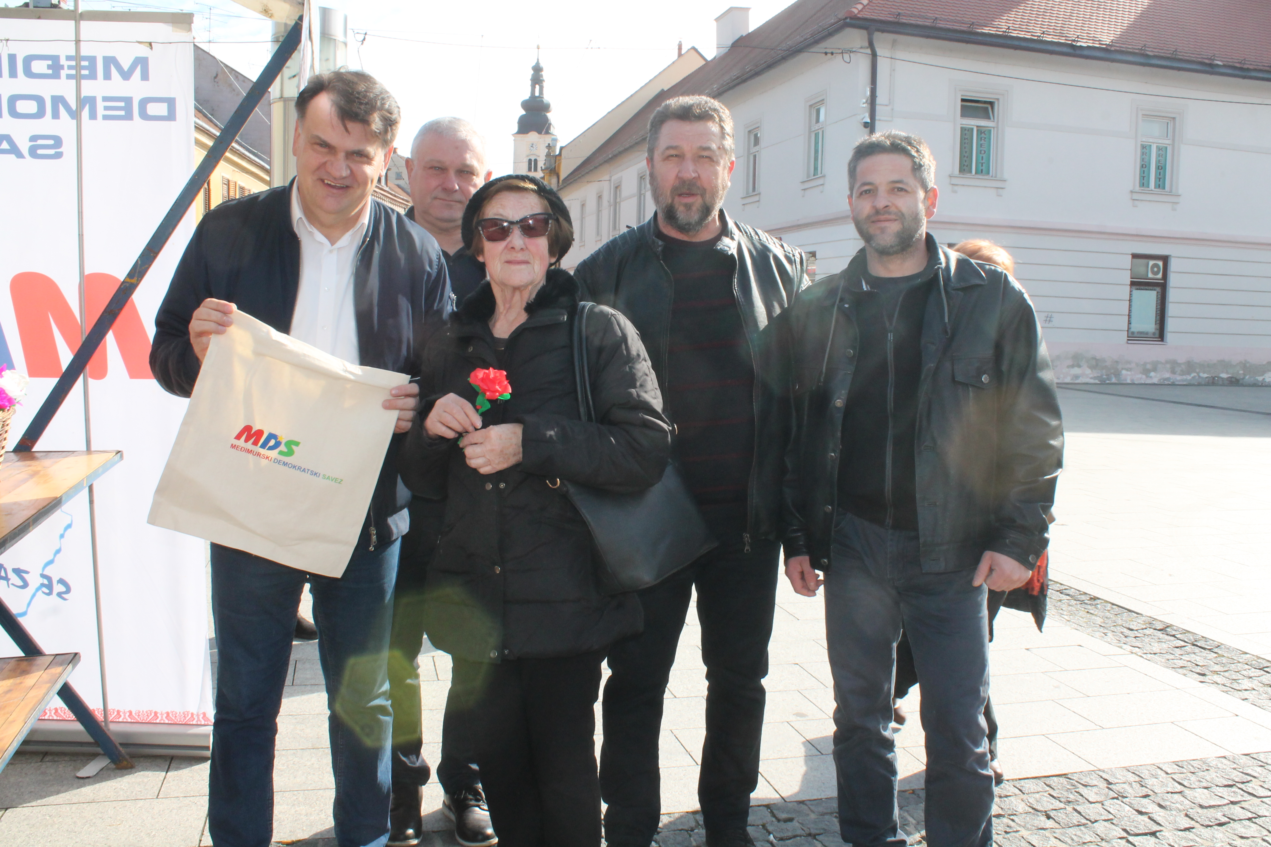 ‘ŽENE, SRETAN VAM VAŠ DAN’ Političari darivali prolaznice gradom