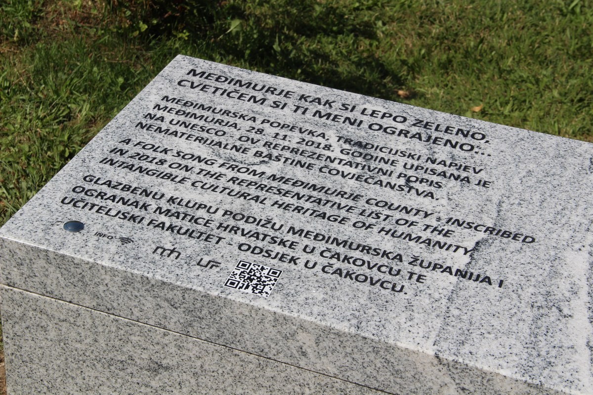 Ispred Učiteljskog fakulteta postavljena glazbena klupa posvećena međimurskoj popevki