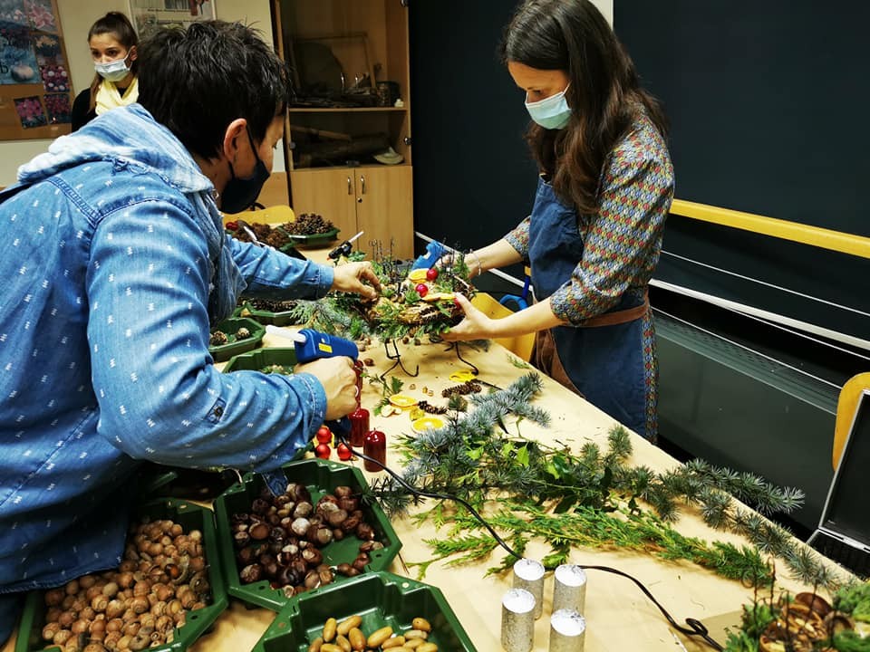FOTO Profesorica Sabina Šegula iz Slovenije održala radionicu izrade adventskih dekoracija u Gospodarskoj školi Čakovec FOTO Profesorica Sabina Šegula iz Slovenije održala radionicu izrade adventskih dekoracija u Gospodarskoj školi Čakovec