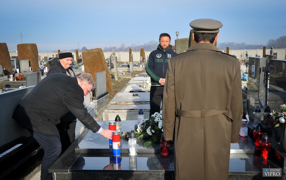 VJEČNA MU SLAVA Paljenjem svijeća obilježeno sjećanje na branitelja Božidara Horvata