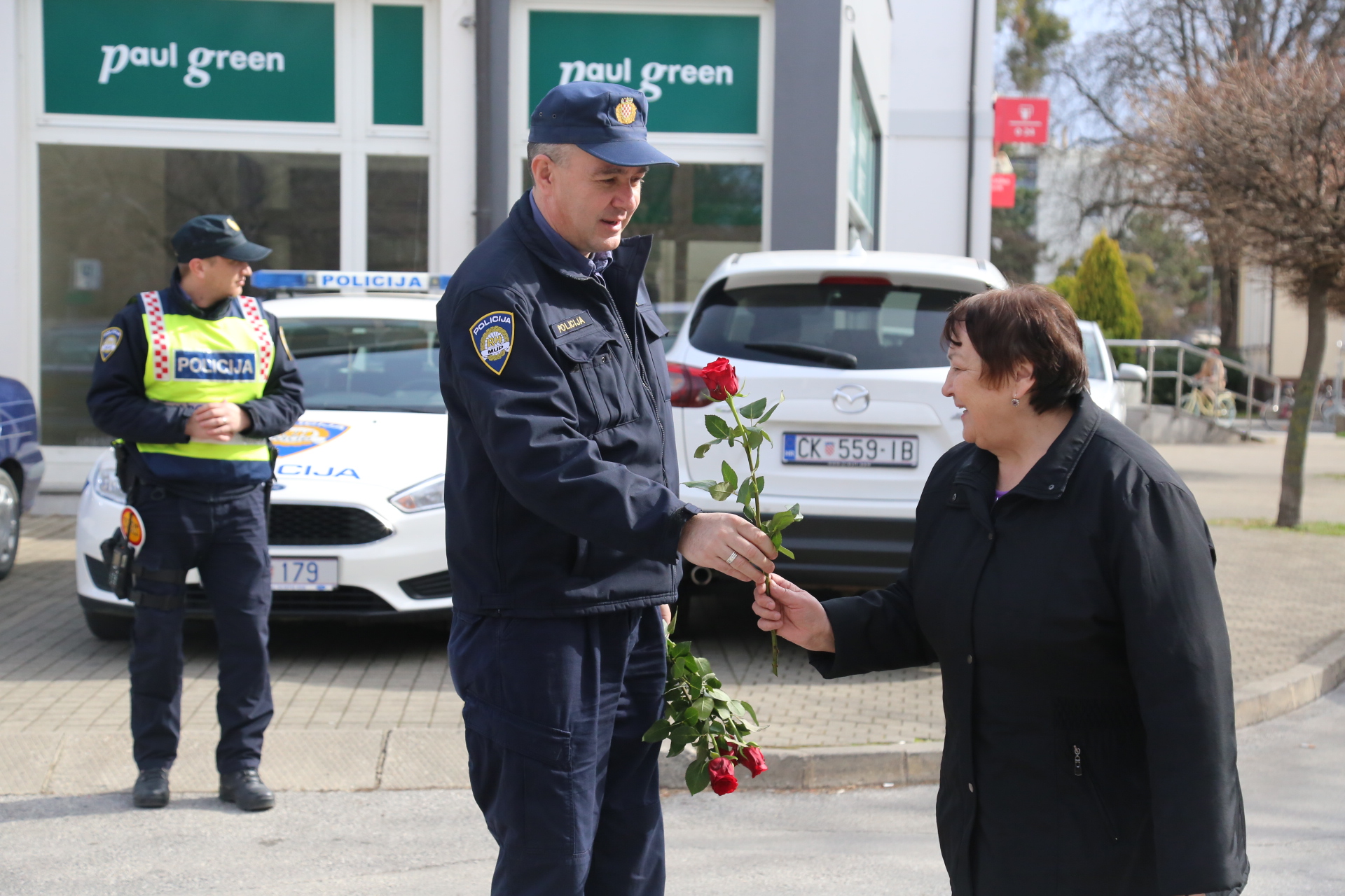 Međimurska policija cvijećem nagrađuje žene u prometu
