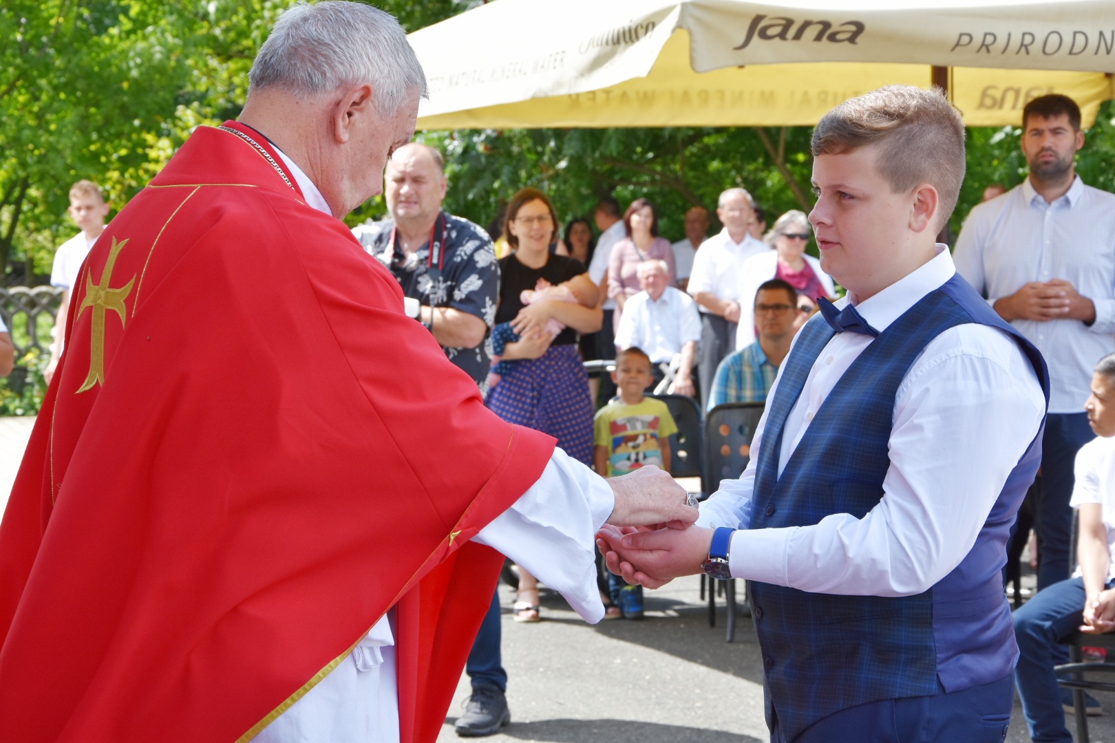 Sveta potvrda u Orehovici: Krizmanicima sakrament podijelio biskup u miru mons. Josip Mrzljak Sveta potvrda u Orehovici: Krizmanicima sakrament podijelio biskup u miru mons. Josip Mrzljak