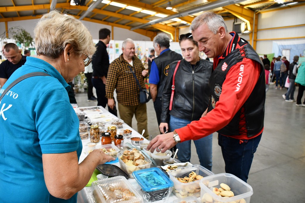 PROSLAVA JESENI Brojni zaljubljenici u kulturnu baštinu i tradiciju našega kraja okupili se na Danima zahvalnosti za plodove zemlje PROSLAVA JESENI Brojni zaljubljenici u kulturnu baštinu i tradiciju našega kraja okupili se na Danima zahvalnosti za plodove zemlje