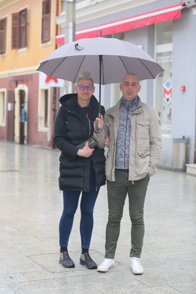 KLIKOM PO ČAKOVCU Oblačno i kišovito prijepodne nije spriječilo građane da dođu u centar grada KLIKOM PO ČAKOVCU Oblačno i kišovito prijepodne nije spriječilo građane da dođu u centar grada