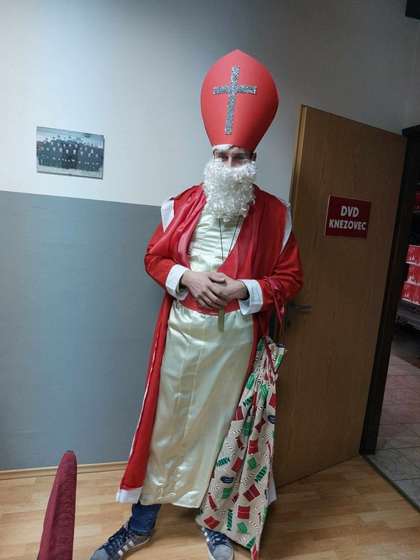 KNEZOVEC Sveti Nikola posjetio i darivao dječicu, ali i mještane