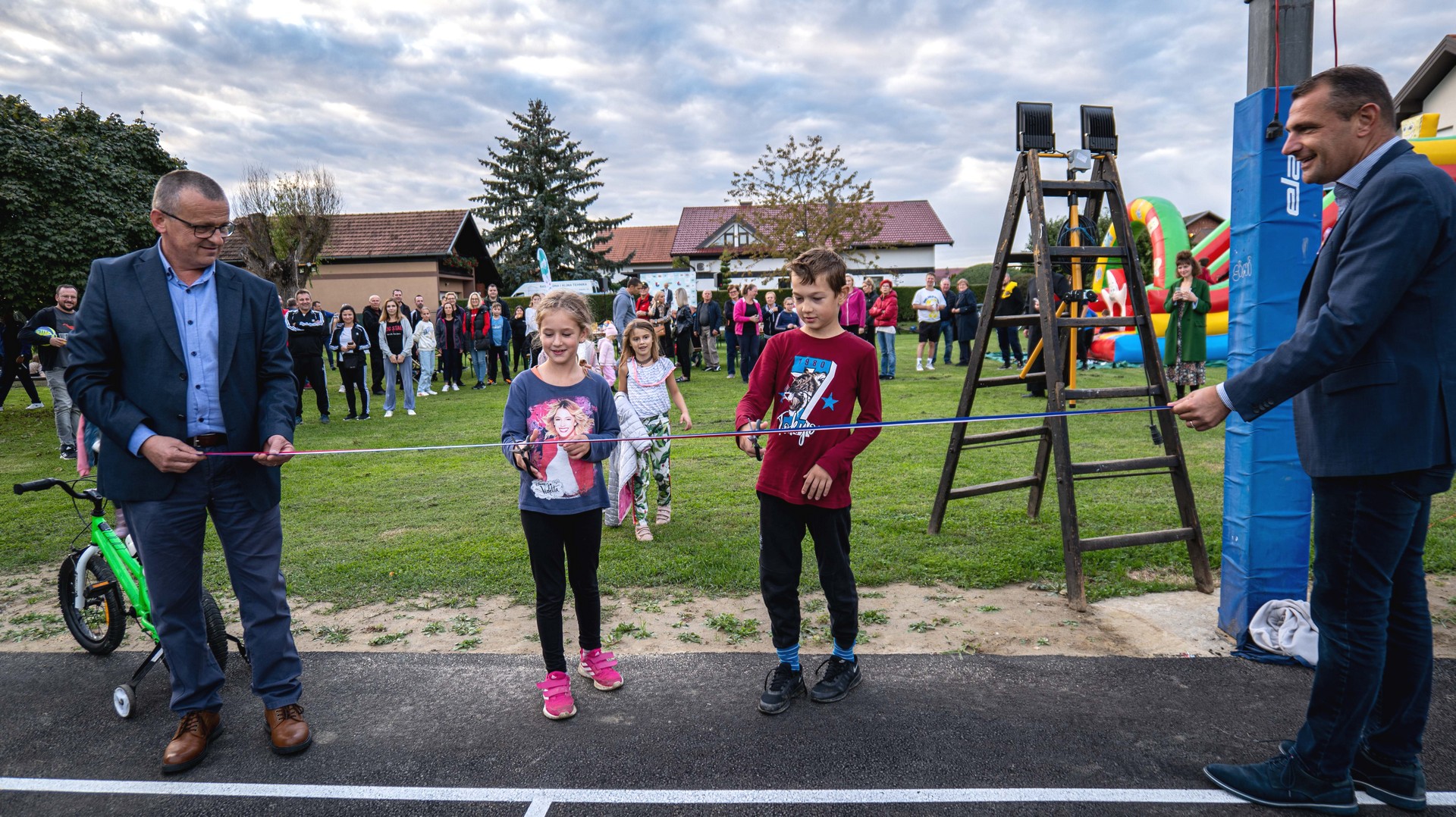 Župan Posavec i načelnik Meglić svečano otvorili obnovljeno košarkaško igralište u Šenkovcu Župan Posavec i načelnik Meglić svečano otvorili obnovljeno košarkaško igralište u Šenkovcu