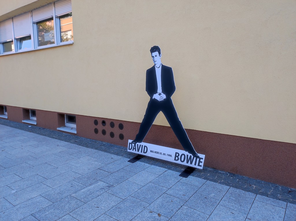 INSTALACIJE Chuch Norris, Branko Lustig, David Bowie samo su neke od ličnosti koje možete zateći u središtu Čakovca! INSTALACIJE Chuch Norris, Branko Lustig, David Bowie samo su neke od ličnosti koje možete zateći u središtu Čakovca!