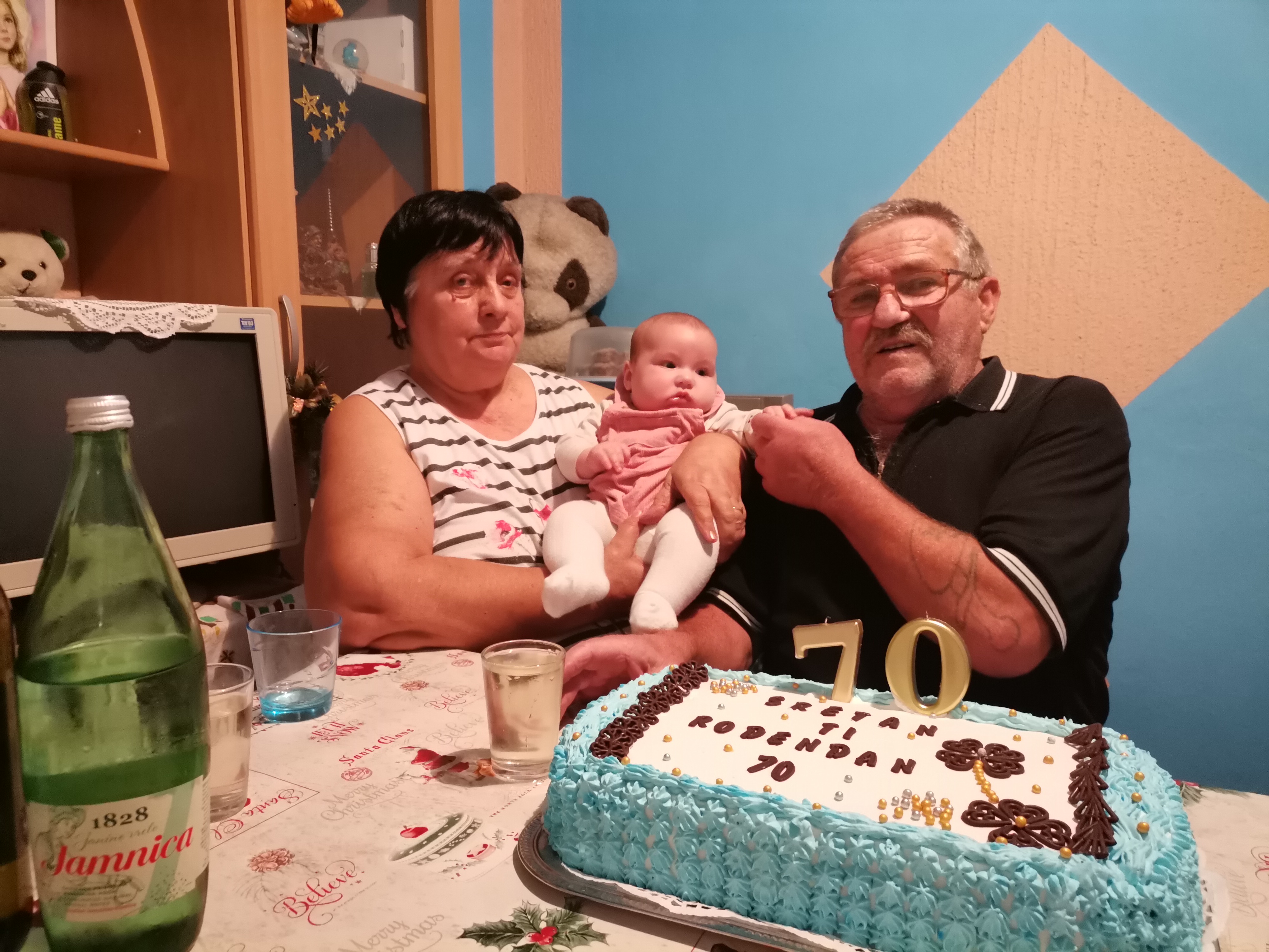 IZNENAĐENJE ZA 70. ROĐENDAN Ivana Novaka, dimnjačara iz Kuršanca, u rano jutro iznenadili njegovi najmiliji IZNENAĐENJE ZA 70. ROĐENDAN Ivana Novaka, dimnjačara iz Kuršanca, u rano jutro iznenadili njegovi najmiliji