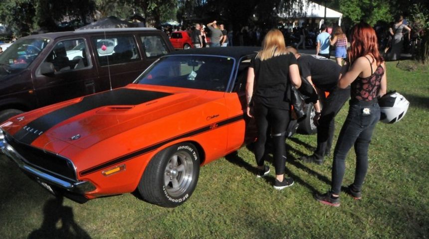 Retro ljepotice i automobili na još jednom izdanju Trash&Burn mitinga Retro ljepotice i automobili na još jednom izdanju Trash&Burn mitinga