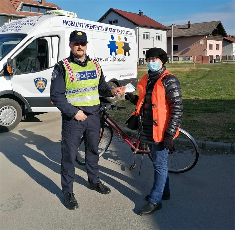 PREVENTIVNA AKCIJA Međimurska policija pješacima i biciklistima dijelila reflektirajuće trakice i letke