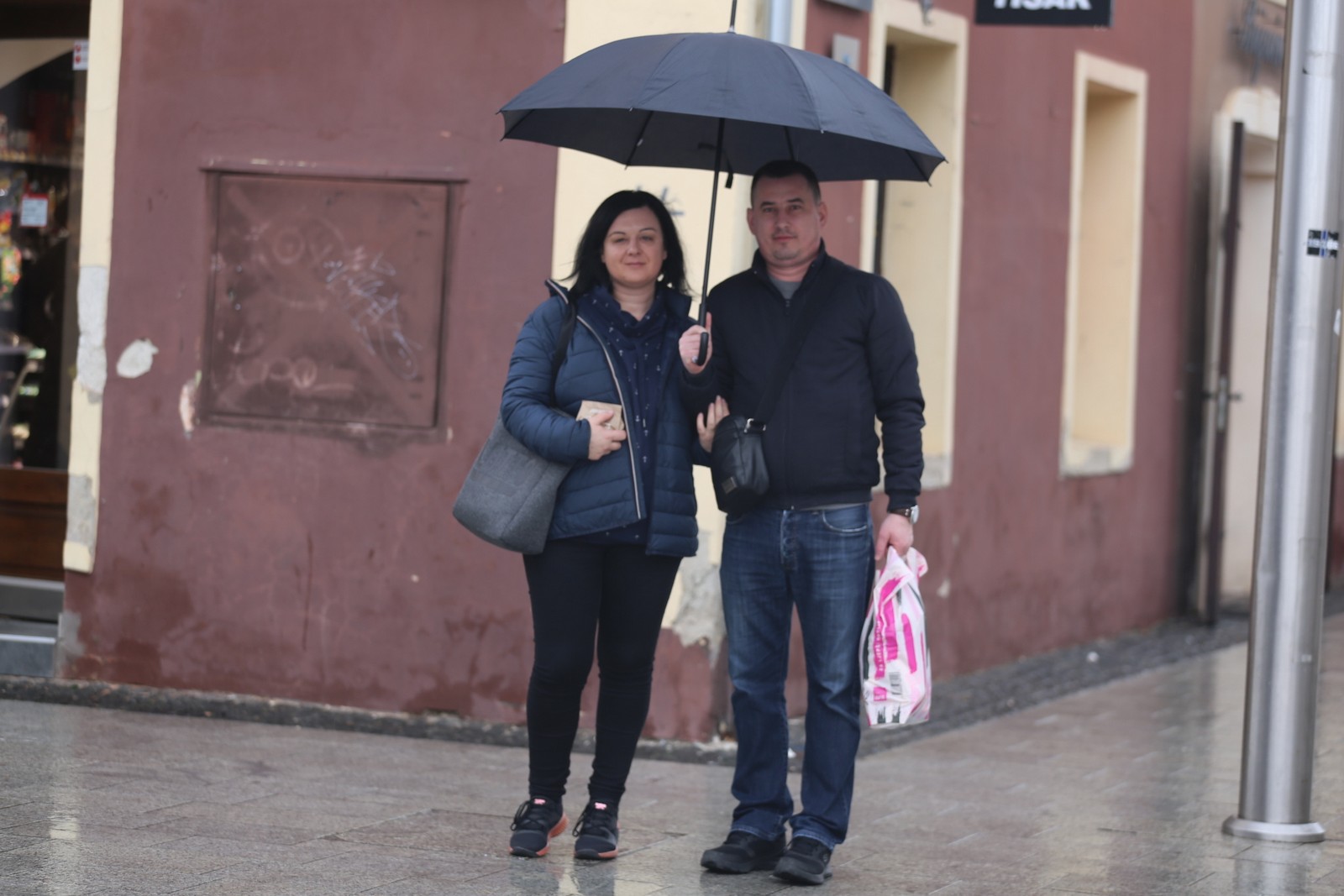 KLIKOM PO ČAKOVCU Oblačno i kišovito prijepodne nije spriječilo građane da dođu u centar grada KLIKOM PO ČAKOVCU Oblačno i kišovito prijepodne nije spriječilo građane da dođu u centar grada