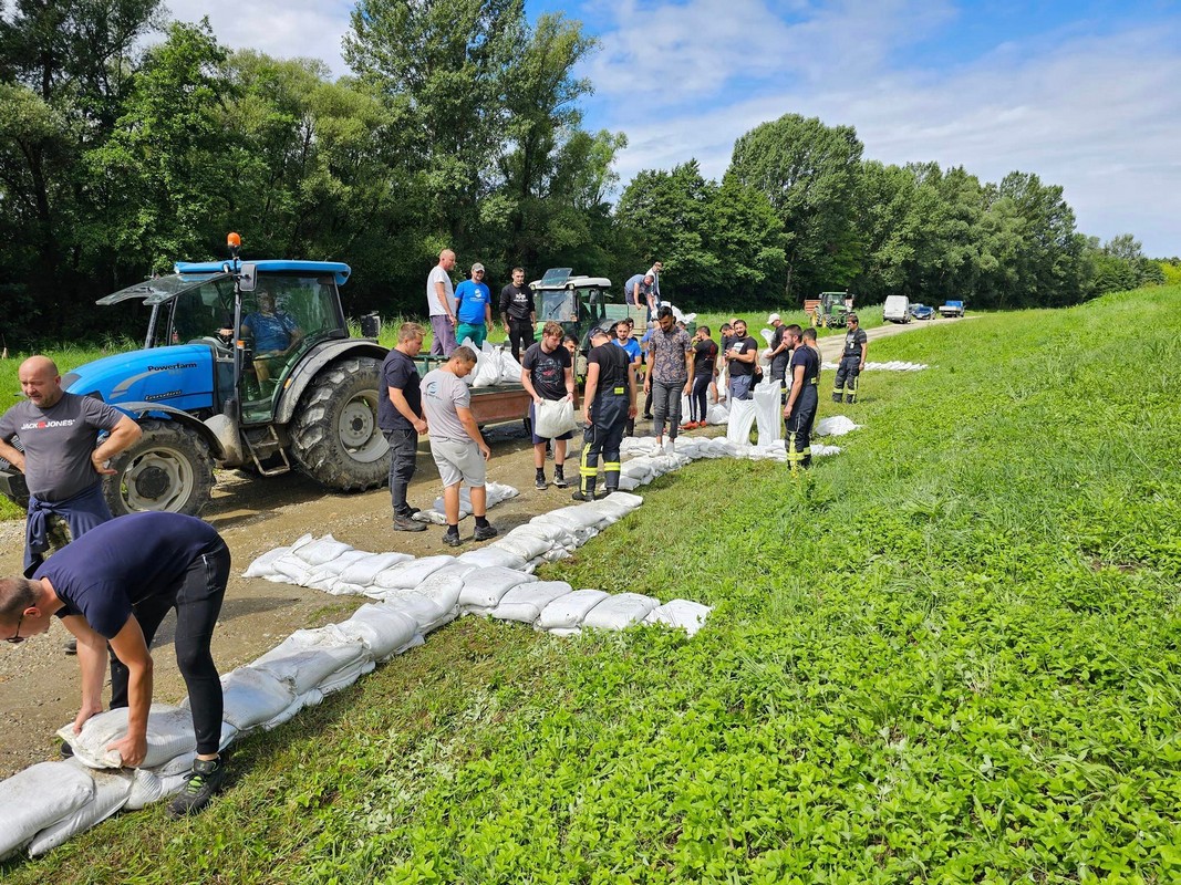 FOTO Napravljen je obilazak cijelog nasipa i dalje nema opasnosti za Goričan FOTO Napravljen je obilazak cijelog nasipa i dalje nema opasnosti za Goričan