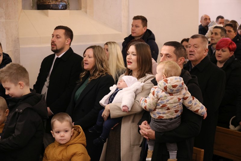 Biskup Radoš krstio peto dijete obitelji Spajić iz Svetog Martina na Muri