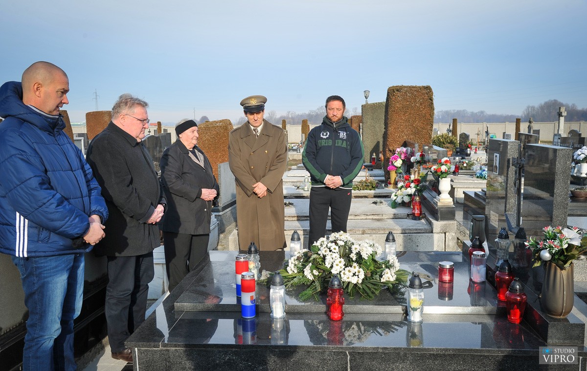 VJEČNA MU SLAVA Paljenjem svijeća obilježeno sjećanje na branitelja Božidara Horvata