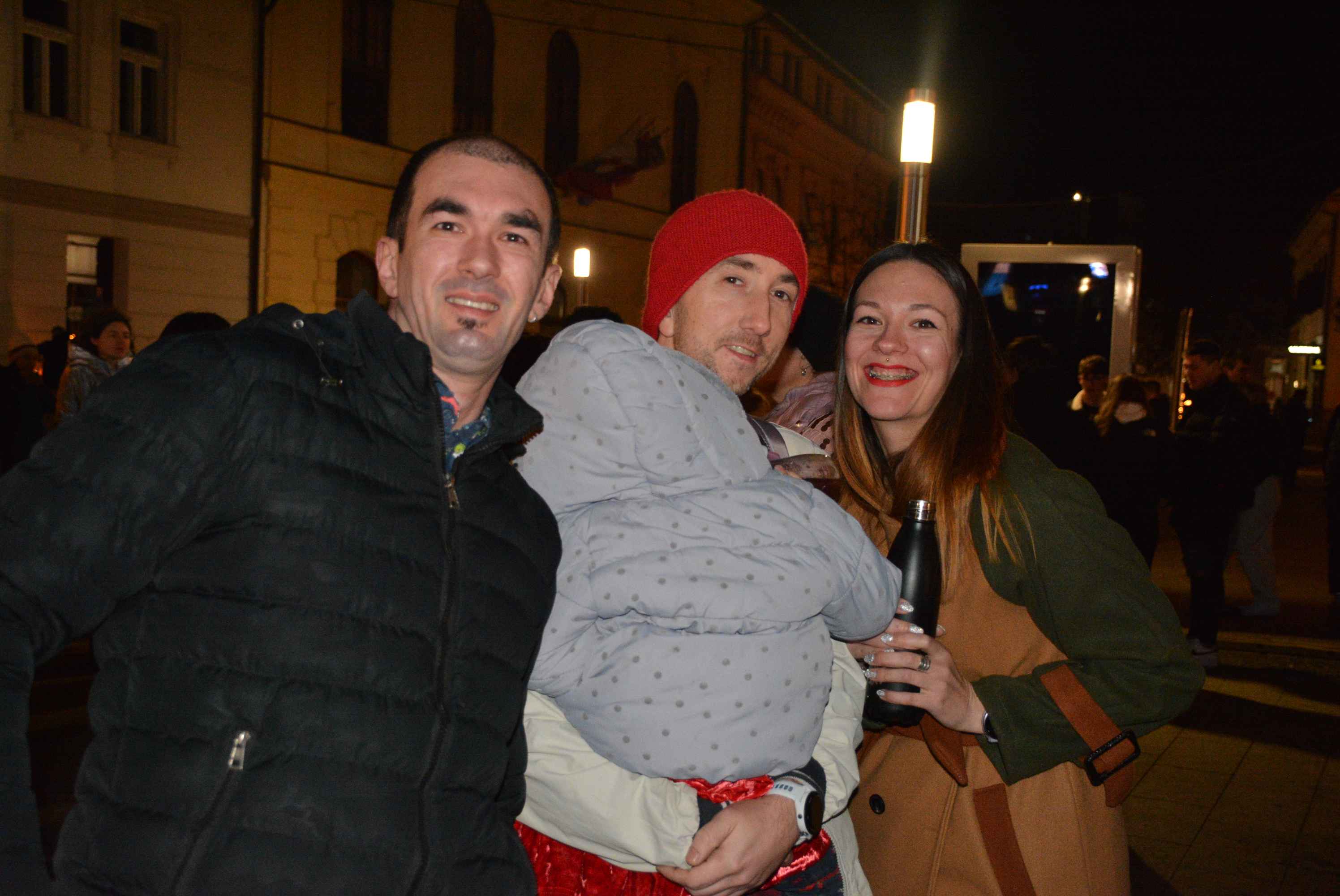 FOTO/VIDEO Čakovec veselo proslavio dolazak 2024. uz ritam ‘Noćne smjene’ i puni trg