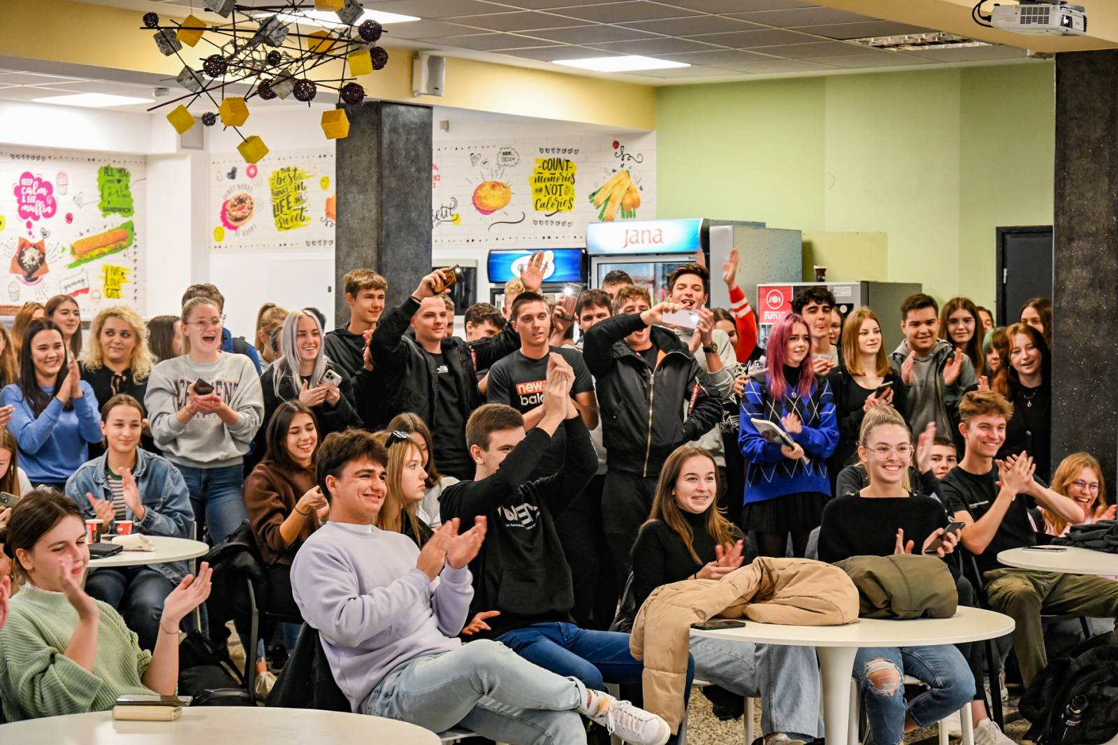 Raspjevani petak u čakovečkoj Gimnaziji – održan školski karaoke show!