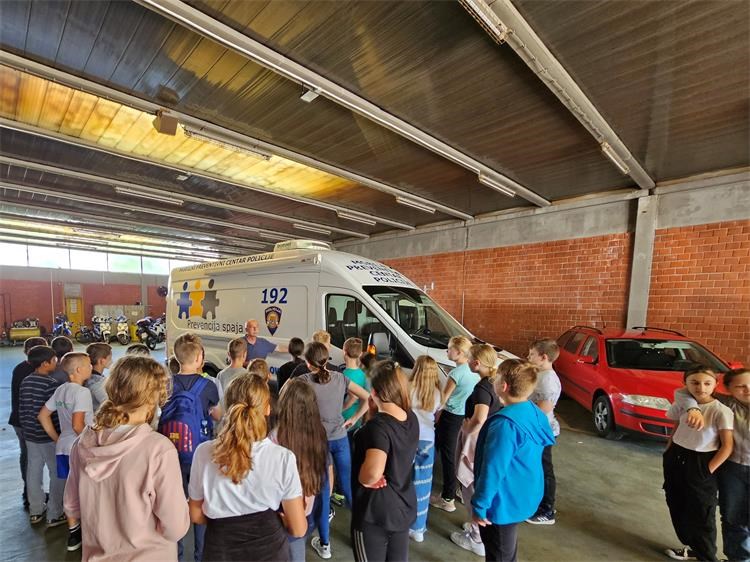 POSJETILI POLICAJCE Petaši Osnovne škole “Jože Horvata” Kotoriba posjetili Policijsku upravu međimursku