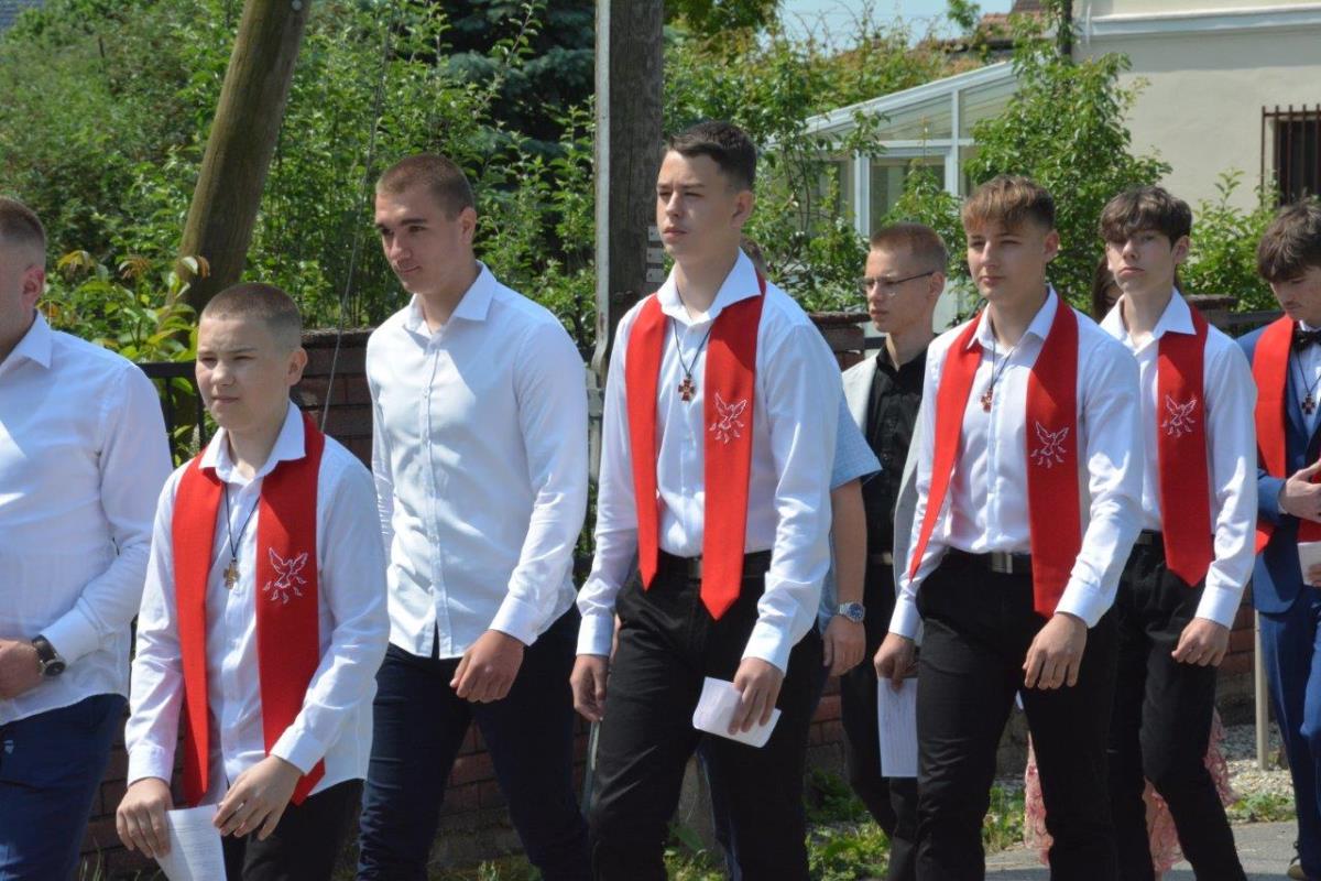 FOTO Donja Dubrava: 13 mladih župljana primilo sakrament Svete potvrde