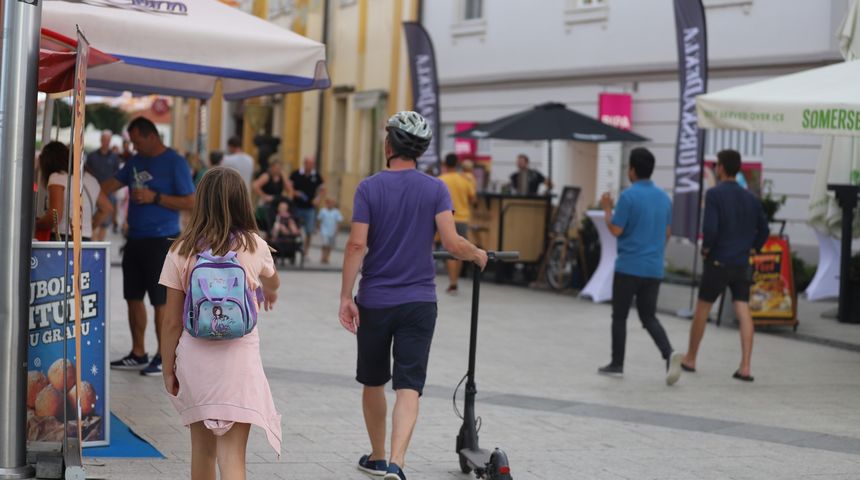 romobil, električni romobil, kaciga romobil, električni romobil, kaciga