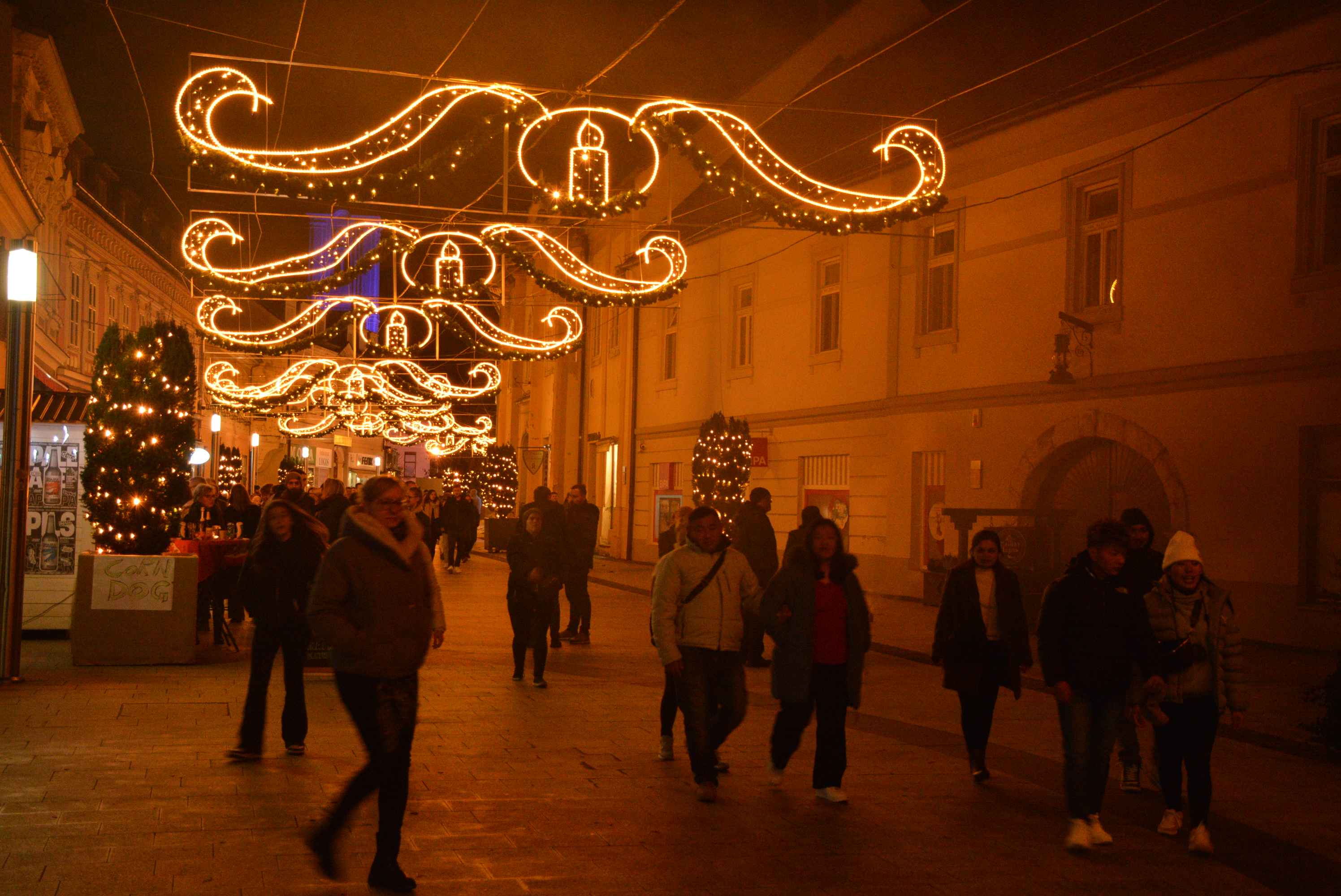 FOTO/VIDEO Čakovec veselo proslavio dolazak 2024. uz ritam ‘Noćne smjene’ i puni trg