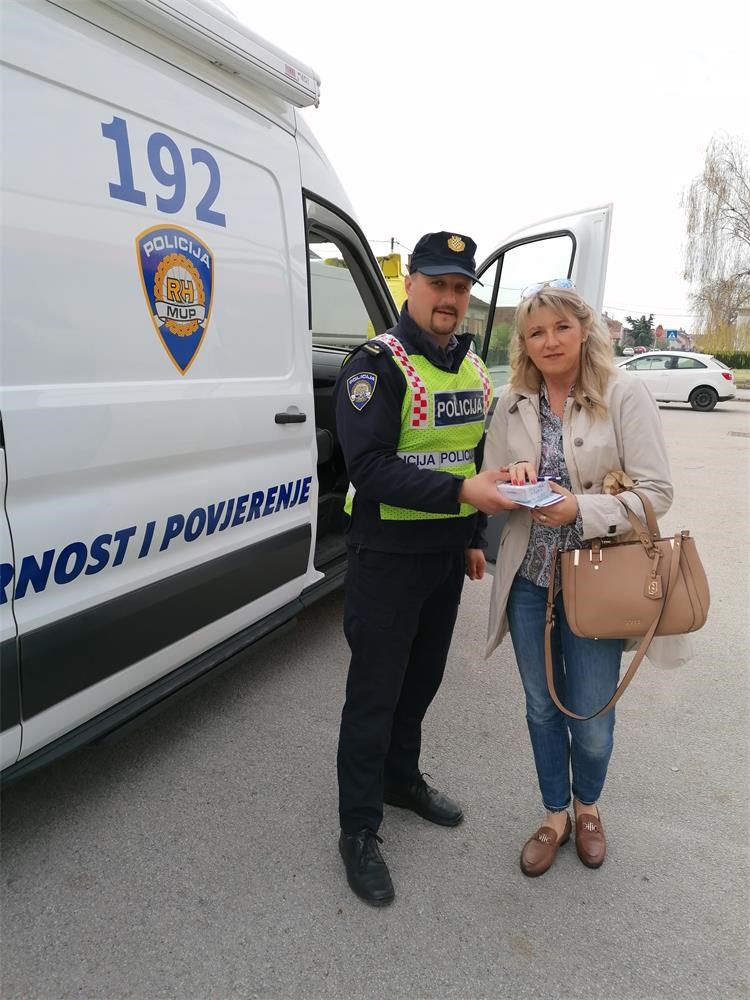 PREVENTIVNA AKCIJA Međimurska policija pješacima i biciklistima dijelila reflektirajuće trakice i letke