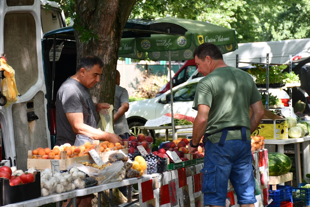 SAJAM U ČAKOVCU Sajam je preplavilo obilje svježeg voća i povrća