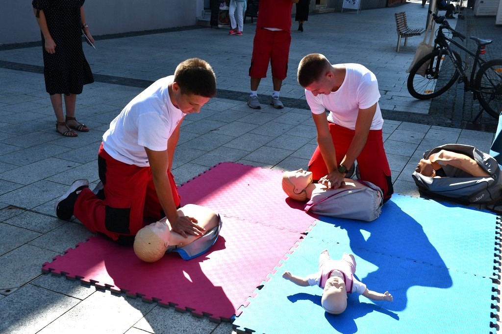 SRCE OD ZLATA Niko, Laura i Ivor, učenici Srednje škole Čakovec, humani volonteri Gradskog društva Crvenog križa Čakovec SRCE OD ZLATA Niko, Laura i Ivor, učenici Srednje škole Čakovec, humani volonteri Gradskog društva Crvenog križa Čakovec