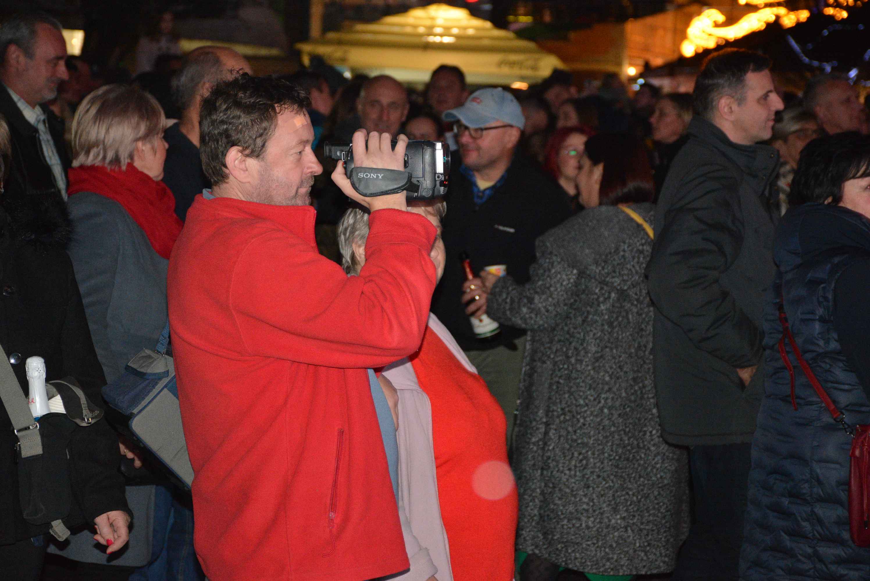 FOTO/VIDEO Čakovec veselo proslavio dolazak 2024. uz ritam ‘Noćne smjene’ i puni trg