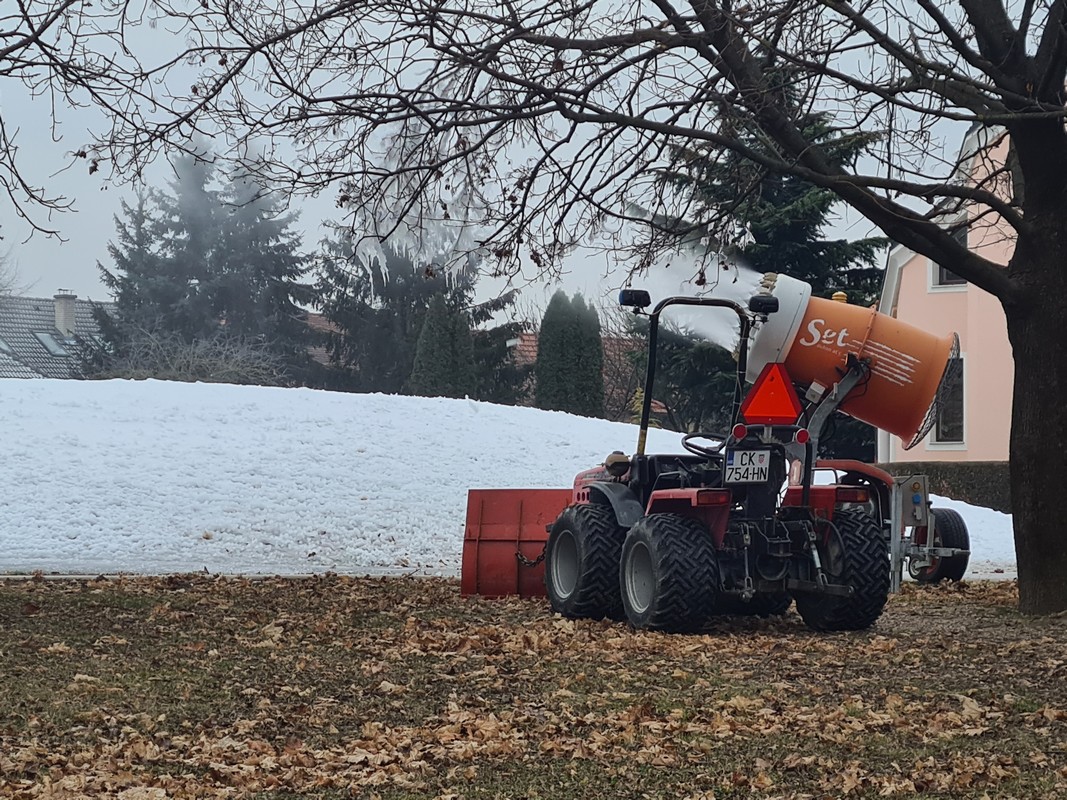 VESELJE ZA NAJMLAĐE Na čakovečkom Jugu počela priprema sanjkališta