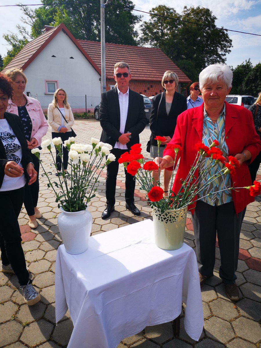 FOTO Podijeljeni karanfili svim majkama! Srpak: ‘Jedna je mama, sretan Majčin dan!’