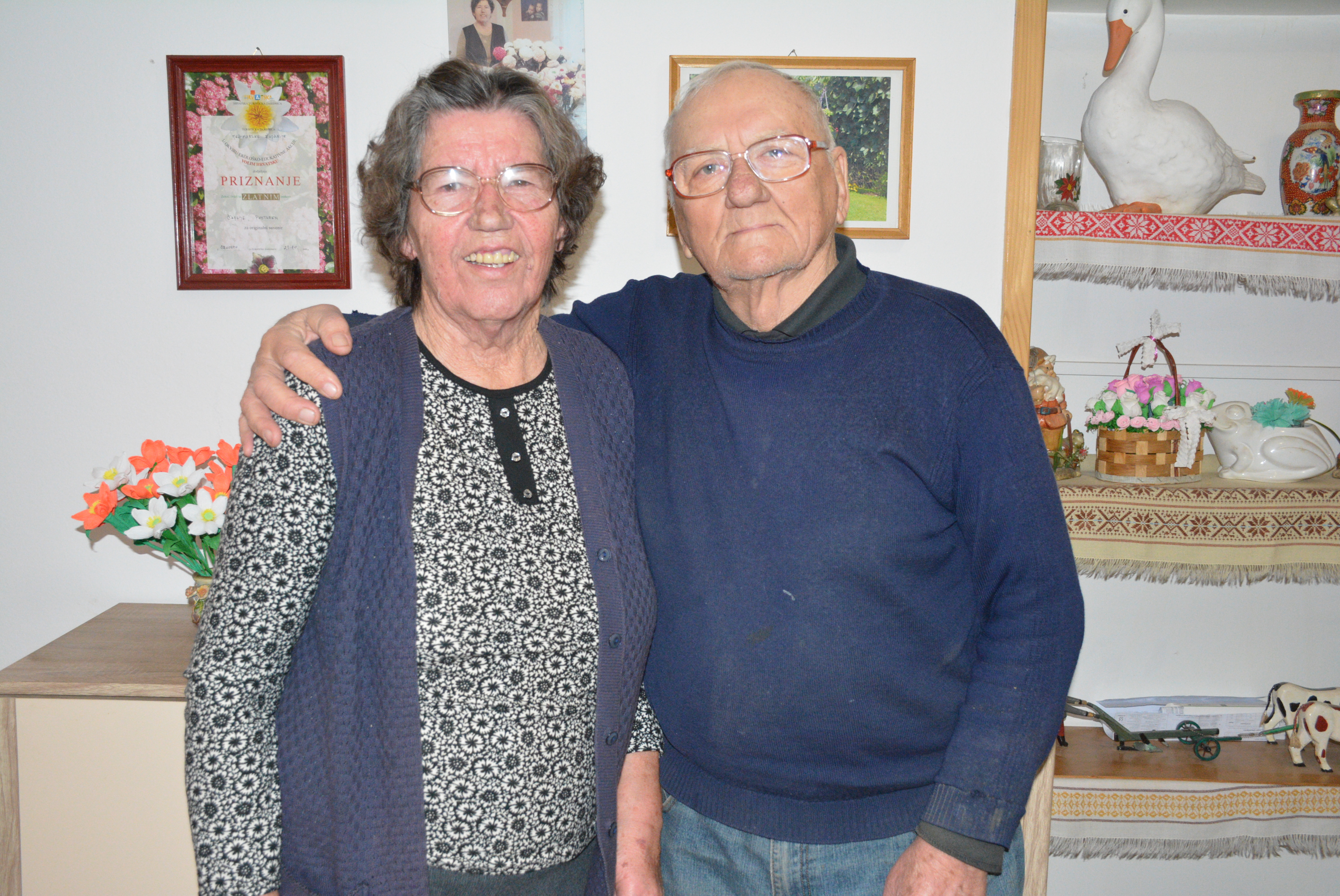 LJUBICA VIDOVIĆ (82) Čuvarica svatovske jabuke koju mladenci u Podturnu i danas stavljaju na zastavu LJUBICA VIDOVIĆ (82) Čuvarica svatovske jabuke koju mladenci u Podturnu i danas stavljaju na zastavu