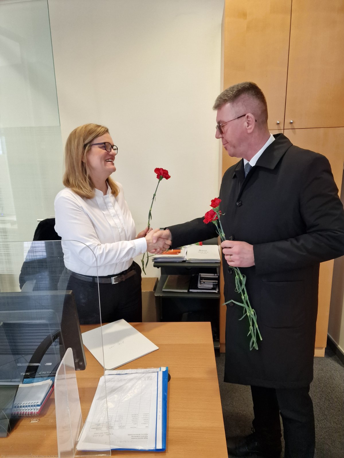 Gradonačelnik Dražen Srpak darivao žene na njihovim radnim mjestima