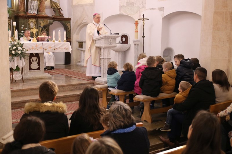 Biskup Radoš krstio peto dijete obitelji Spajić iz Svetog Martina na Muri