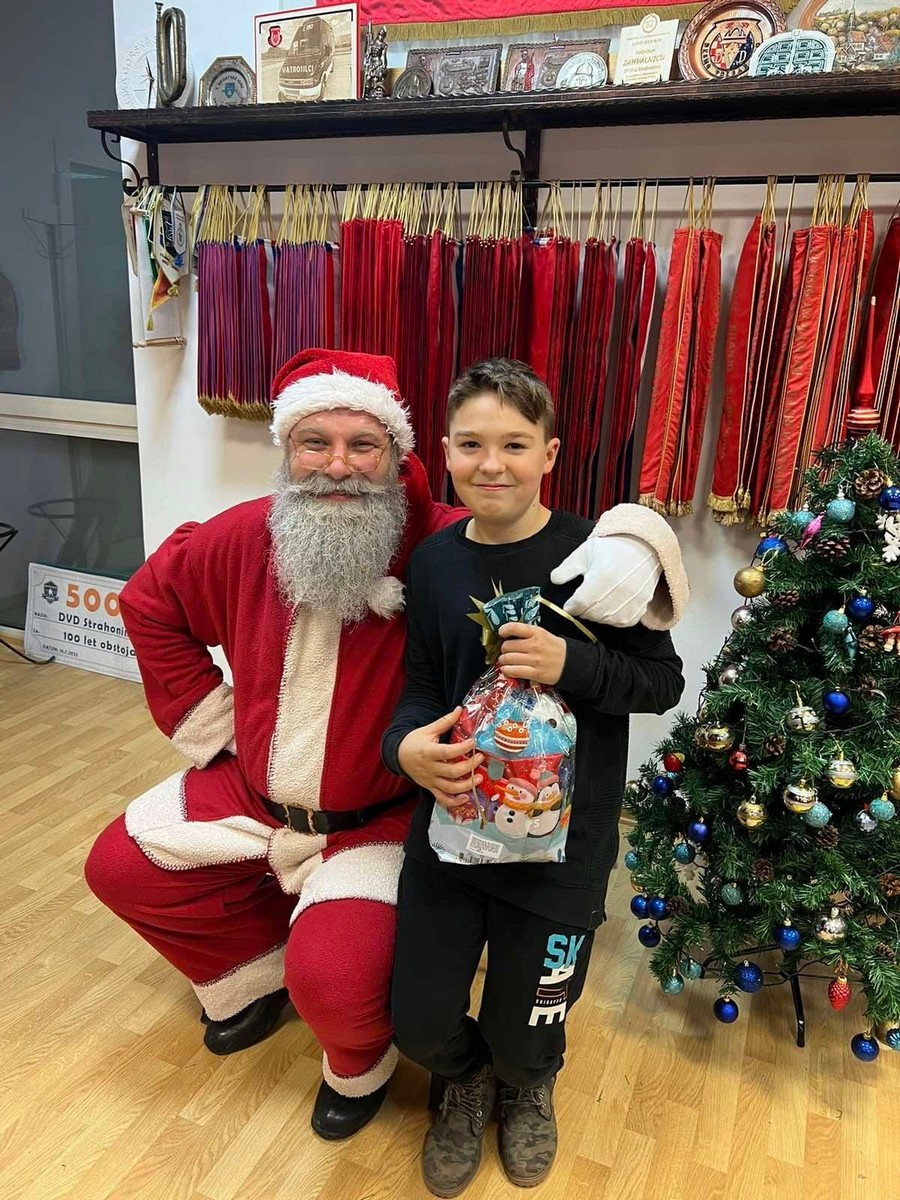 DVD STRAHONINEC Djecu posjetio Djed Božićnjak i podijelio im poklone