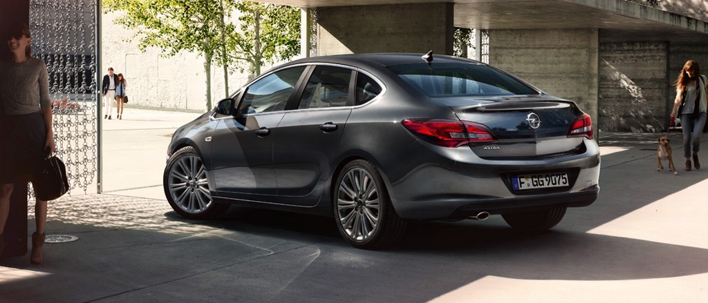 opelastranotchback1579910