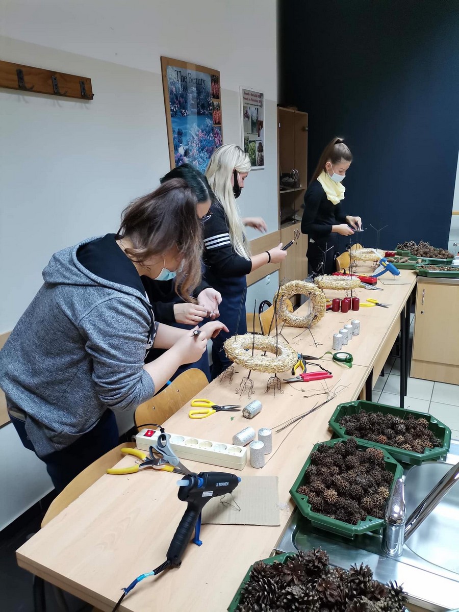 FOTO Profesorica Sabina Šegula iz Slovenije održala radionicu izrade adventskih dekoracija u Gospodarskoj školi Čakovec FOTO Profesorica Sabina Šegula iz Slovenije održala radionicu izrade adventskih dekoracija u Gospodarskoj školi Čakovec